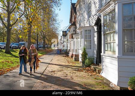 Negozi e caffè sull'ampio marciapiede di Tenterden High Street, Kent, Regno Unito Foto Stock