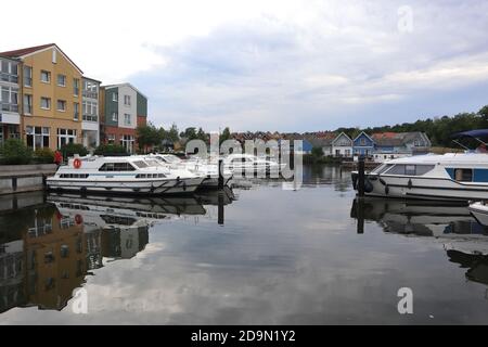 Rheinsberg, Brandeburgo/Germania - Agosto 21 2020: Marina Wolfsbruch situata nel distretto dei laghi di Mecklenburg, Germania Foto Stock