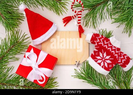 Cornice natalizia di rami di pino, oggetti da regalo e a maglia Foto Stock