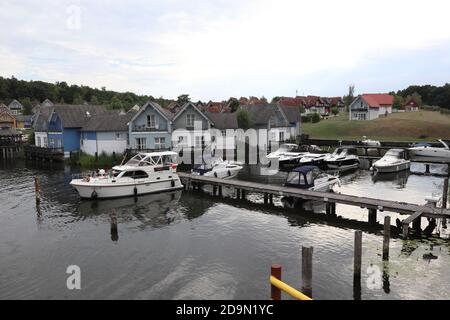 Rheinsberg, Brandeburgo/Germania - Agosto 21 2020: Marina Wolfsbruch situata nel distretto dei laghi di Mecklenburg, Germania Foto Stock
