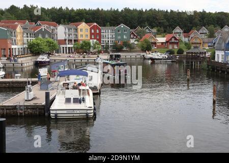 Rheinsberg, Brandeburgo/Germania - Agosto 21 2020: Marina Wolfsbruch situata nel distretto dei laghi di Mecklenburg, Germania Foto Stock