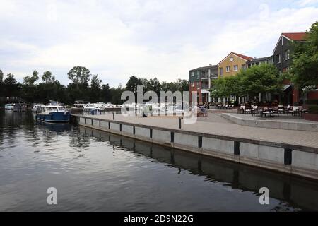Rheinsberg, Brandeburgo/Germania - Agosto 21 2020: Marina Wolfsbruch situata nel distretto dei laghi di Mecklenburg, Germania Foto Stock