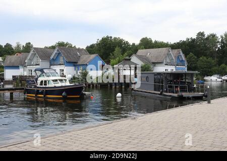 Rheinsberg, Brandeburgo/Germania - Agosto 21 2020: Marina Wolfsbruch situata nel distretto dei laghi di Mecklenburg, Germania Foto Stock