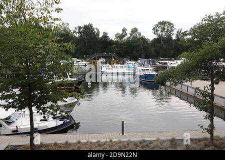 Rheinsberg, Brandeburgo/Germania - Agosto 21 2020: Marina Wolfsbruch situata nel distretto dei laghi di Mecklenburg, Germania Foto Stock