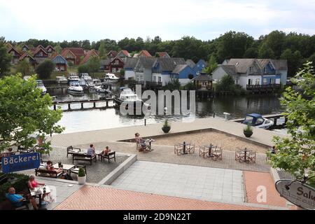 Rheinsberg, Brandeburgo/Germania - Agosto 21 2020: Marina Wolfsbruch situata nel distretto dei laghi di Mecklenburg, Germania Foto Stock