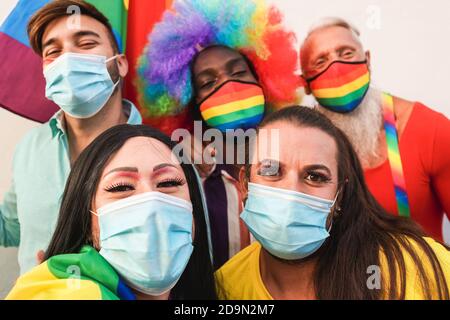 Gruppo di amici che si divertono alla sfilata LGBT prendendo un selfie Durante l'epidemia di coronavirus - concetto di gente gay - Focus on faccia transgender destra Foto Stock