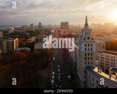 Sera autunno Voronezh, vista aerea. Torre di gestione della ferrovia sud-est e prospettiva di Rivoluzione Foto Stock