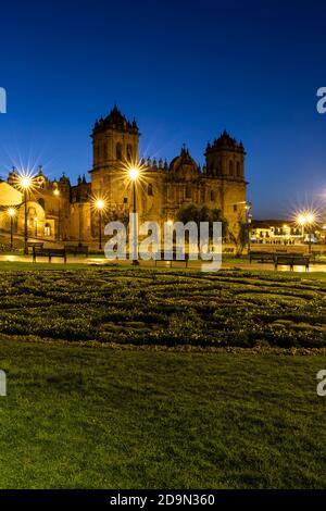 Cattedrale di Cusco (Basilica Cattedrale di Nostra Signora dell'Assunzione) al crepuscolo, Plaza de Armas, Cusco, Perù Foto Stock