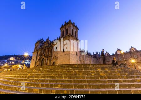 Fasi e cattedrale di Cusco (Basilica Cattedrale di Nostra Signora dell'Assunzione) al crepuscolo, Plaza de Armas, Cusco, Perù Foto Stock