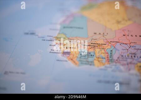 Guinea su una mappa colorata e sfocata dell'Africa occidentale con le sue vie principali in rosso Foto Stock