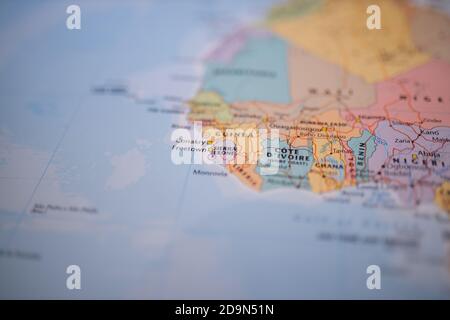 Sierra Leone su una mappa colorata e sfocata dell'Africa con le sue vie principali in rosso Foto Stock