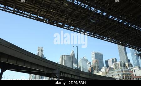 Ponte di Brooklyn con la torre dell'ufficio di Wall Street fotografata dall'FDR Guida Foto Stock