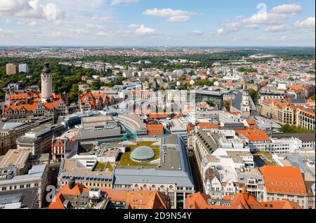 Lipsia, Sassonia, Germania, Stadtuebersicht, centro storico, nuovo municipio di sinistra, Thomaskirche di destra. Foto Stock