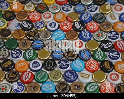 Los Angeles, CA / USA - 30 ottobre 2020: I colorati tappi per bottiglie di birra in metallo di una varietà di marchi internazionali sono mostrati in un display piatto. Foto Stock