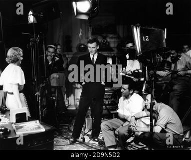 KATHRYN MARLOWE WALTER HUSTON WILLIAM WYLER E IL CINEMATOGRAFO RUDOLPH MATE E Film Crew sul set candid durante le riprese di DODSWORTH 1936 regista WILLIAM WYLER romanzo Sinclair Lewis sceneggiatura Sidney Howard La Samuel Goldwyn Company / United Artists Foto Stock