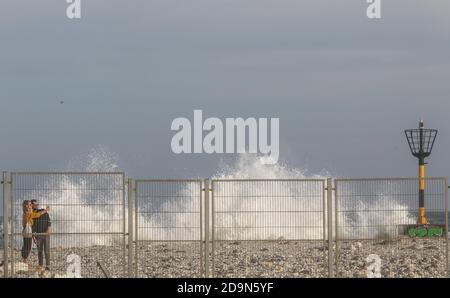 6 novembre 2020: 6 novembre 2020 (Malaga) onda e tempesta di vento nella zona di Sacaba Beach vicino al lungomare Maritimo del Oeste a Malaga Credit: Lorenzo Carnero/ZUMA Wire/Alamy Live News Foto Stock