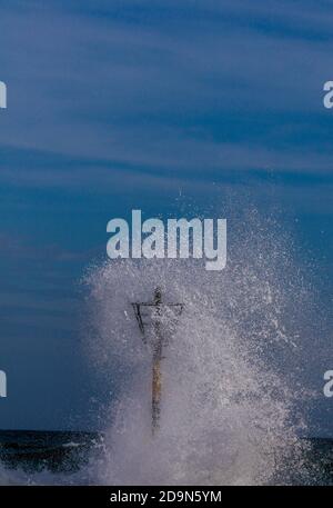 6 novembre 2020: 6 novembre 2020 (Malaga) onda e tempesta di vento nella zona di Sacaba Beach vicino al lungomare Maritimo del Oeste a Malaga Credit: Lorenzo Carnero/ZUMA Wire/Alamy Live News Foto Stock