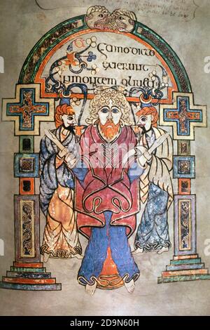 PAGINA DEGLI ANNI OTTANTA CHE MOSTRA L'ARRESTO DI GESÙ DAL LIBRO DI KELLS 800 DC QUATTRO MANOSCRITTI DI VANGELI CONSERVATI AL TRINITY COLLEGE DUBLINO IRLANDA - 089765 RZU001 HARS ILLUMINATO TENUTO 800S 9 SECOLO CHE ILLUSTRA NUOVO TESTAMENTO VECCHIA RAPPRESENTAZIONE TRINITÀ Foto Stock