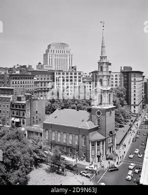 CHIESA STORICA DI PARK STREET DEGLI ANNI '50, COSTRUITA NEL 1809 ALL'ANGOLO CON TREMONT STREET BOSTON MASSACHUSETTS USA - C4519 HAR001 HARS VEICOLI EDIFICE FEDELE CAMPANILE COSTRUITO CHIESE FEDE MA NUOVO INGHILTERRA 1809 BELIEF BIANCO E NERO HAR001 GUGLIA VECCHIO STILE Foto Stock