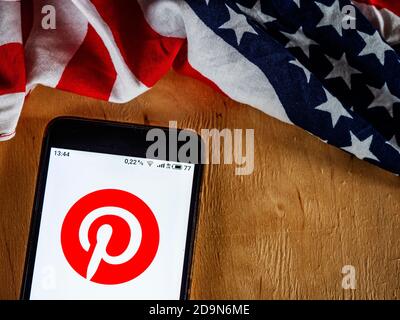 In questa illustrazione viene visualizzato un logo Pinterest su uno smartphone Foto Stock