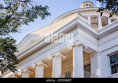 La cupola della Barton Academy, la prima scuola pubblica in Alabama, è raffigurata, il 31 ottobre 2020, a Mobile, Alabama. Foto Stock