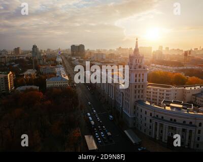 Sera autunno Voronezh, vista aerea. Torre di gestione della ferrovia sud-est e prospettiva di Rivoluzione Foto Stock