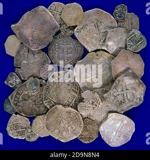 1500 1600 PEZZI DI OTTO PIRATI TESORO DENARO SPAGNOLO ARGENTO MONETE 8 REALES - KS38460 NAW001 RAPPRESENTAZIONE HARS Foto Stock