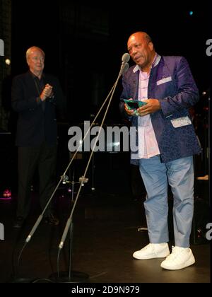 Quincy Jones è stato consegnato Life Time Achievement Award da Michael Caine al BBC Jazz Awards nel 2006 Foto Stock