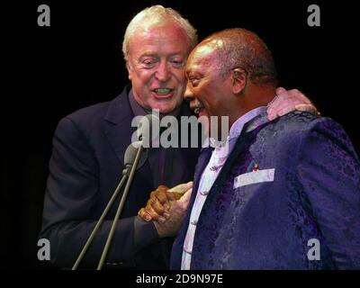 Quincy Jones è stato consegnato Life Time Achievement Award da Michael Caine al BBC Jazz Awards nel 2006 Foto Stock