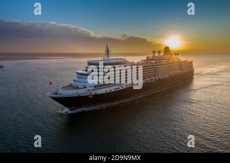 La MS Queen Elizabeth è una nave da crociera della classe Vista gestita dalla Cunard Line. La regina Elisabetta che arriva al porto di Southampton vuoto a causa di pandemia Foto Stock