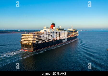 La MS Queen Elizabeth è una nave da crociera della classe Vista gestita dalla Cunard Line. La regina Elisabetta che arriva al porto di Southampton vuoto a causa di pandemia Foto Stock