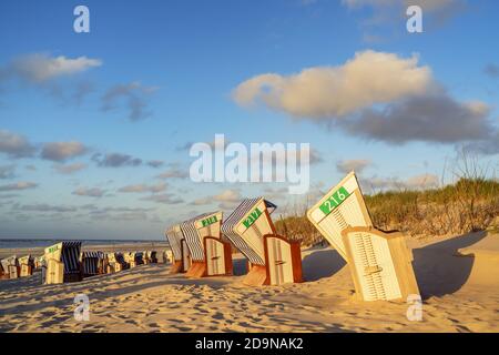 Sedie a sdraio sulla spiaggia di Norderney Island, Frisia orientale, bassa Sassonia, Germania settentrionale, Germania, Europa Foto Stock