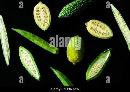 verdure verdi su fondo nero piatto posare. Foto Stock