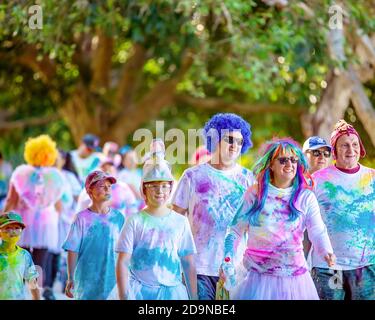 MACKAY, QUEENSLAND, AUSTRALIA - GIUGNO 2019: Famiglie in costume non identificate che si godono in Color Frenzy Fun Run Foto Stock