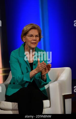 Elezioni presidenziali democratiche speranzoso Sen. Elizabeth Warren è intervistato da moderatore Soledad O'Brien durante il nero alleanza economica Forum presidenziale di giugno 15, 2019 a Charleston, Carolina del Sud. Foto Stock