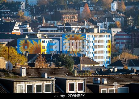 Casa residenziale a Wuppertal-Oberbarm, Berliner Strasse, la facciata è stata, dopo la ristrutturazione, dipinta con grandi girasoli, Wuppertal, NRW, Germania Foto Stock