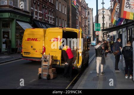 London, UK, DHL consegna furgoni su Brewers Street a Soho, durante Lockdown 2.0 Foto Stock