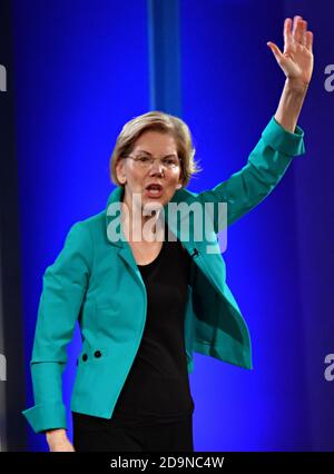 Elizabeth Warren, senatrice di speranza presidenziale democratica, si fa un'ondata mentre lascia il palco durante il Black Economic Alliance Presidential Forum del 15 giugno 2019 a Charleston, Carolina del Sud. Foto Stock