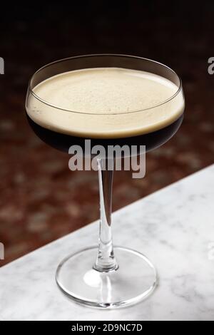 Cocktail espresso Martini con tre chicchi di caffè Foto Stock