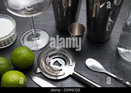 Set di accessori da bar e ingredienti necessari per preparare un cocktail daiquiri Foto Stock