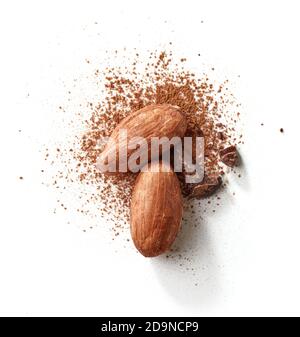 semi di cacao e polvere isolati su sfondo bianco, vista dall'alto Foto Stock