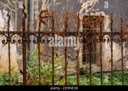 Recinto marcio che circonda una casa in città Foto Stock