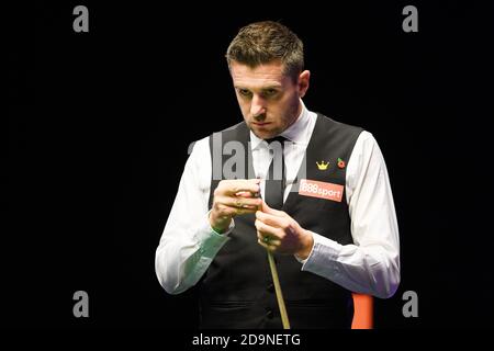 MILTON KEYNES, REGNO UNITO. 06 novembre 2020. Mark Selby guarda durante le semifinali Day 1 del 2020 888Sport Champion of Champions Snooker alla Marshall Arena venerdì 06 novembre 2020 a MILTON KEYNES, INGHILTERRA. Credit: Taka G Wu/Alamy Live News Foto Stock