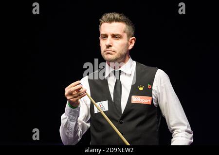 MILTON KEYNES, REGNO UNITO. 06 novembre 2020. Mark Selby durante le semifinali Day 1 del 2020 888campione di Sport di Champions Snooker alla Marshall Arena venerdì 06 novembre 2020 a MILTON KEYNES, INGHILTERRA. Credit: Taka G Wu/Alamy Live News Foto Stock