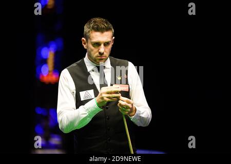 MILTON KEYNES, REGNO UNITO. 06 novembre 2020. Mark Selby guarda durante le semifinali Day 1 del 2020 888Sport Champion of Champions Snooker alla Marshall Arena venerdì 06 novembre 2020 a MILTON KEYNES, INGHILTERRA. Credit: Taka G Wu/Alamy Live News Foto Stock