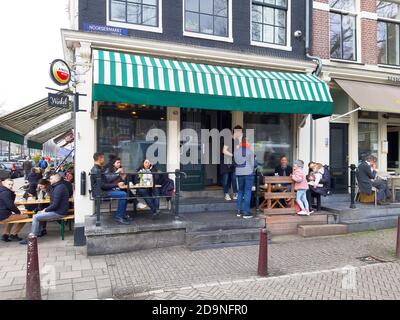 bar all'aperto nella strada per il bivacco l'aperitivo per fare una vita sociale ad amsterdam Foto Stock