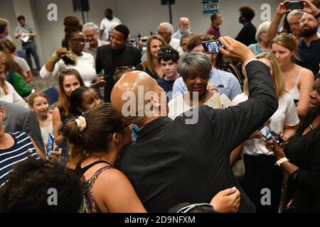 Il senatore democratico Cory Booker, che si è fatto un selfie con un sostenitore, ha seguito un incontro nel municipio alla International Longshoremen’s Hall il 5 agosto 2019 a Charleston, South Carolina. Foto Stock