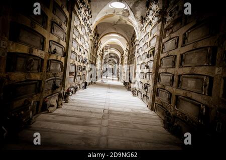 GENOVA, ITALIA - 2020 giugno: Corridoio con statue - inizio 1800 - in un cimitero cristiano-cattolico - Italia Foto Stock