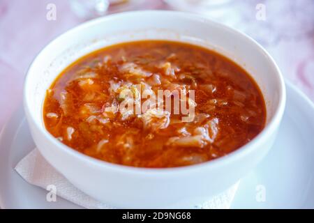 Una tazza di borscht a base di patate, verdure e carne. Primo piano Foto Stock