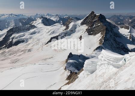 Svizzera, cantone Berna, Oberland Bernese, cantone Vallese, vista dalla cima del Mönch a Jungfraujoch, alto d'Europa, Jungfraufirn, Jungfrau, Rottalhorn, Rottalsattel, Louwihorn, Äbni canna del ghiacciaio, e sullo sfondo Monte Rosa, Liskamm, cattedrale, Breithorn, Cervino, Weisshorn, Grand Comshorn, Dshorn Foto Stock